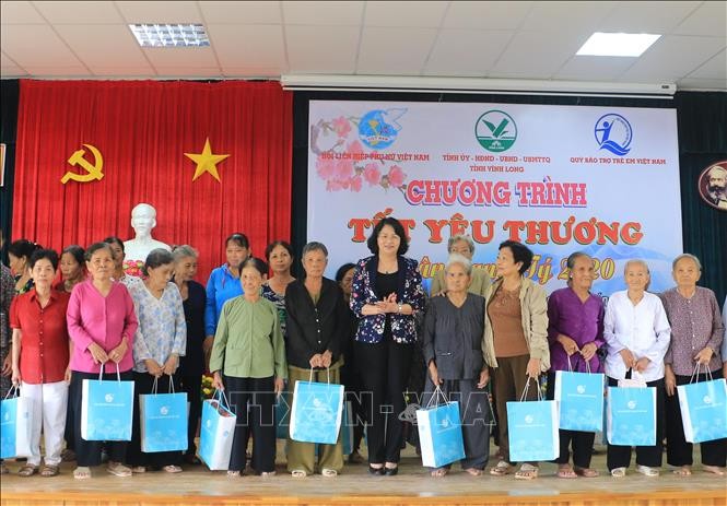 В разных районах Вьетнама вручены новогодние подарки жителям страны - ảnh 1