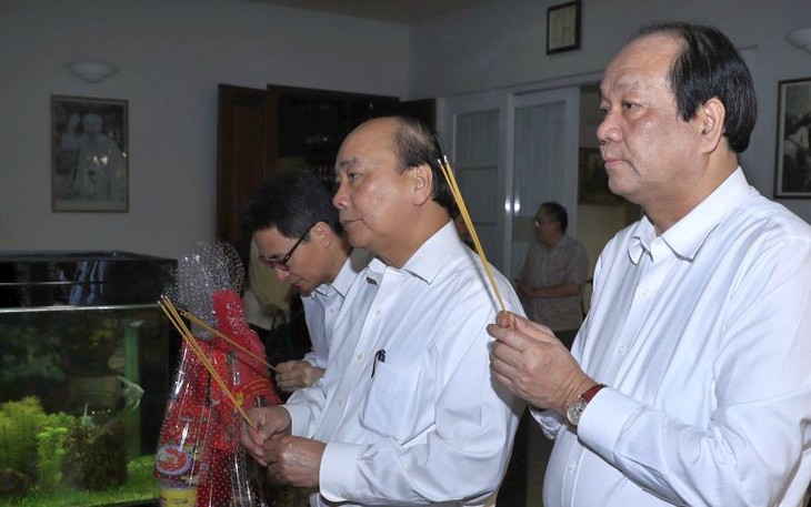 Премьер Вьетнама зажёг благовония в память о бывших руководителях страны - ảnh 1