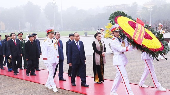 Руководители Вьетнама посетили Мавзолей Хо Ши Мина по случаю наступающего Тэта - ảnh 1