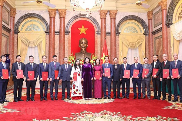 Во Вьетнаме присвоено звание посла 14 дипломатическим работникам - ảnh 1