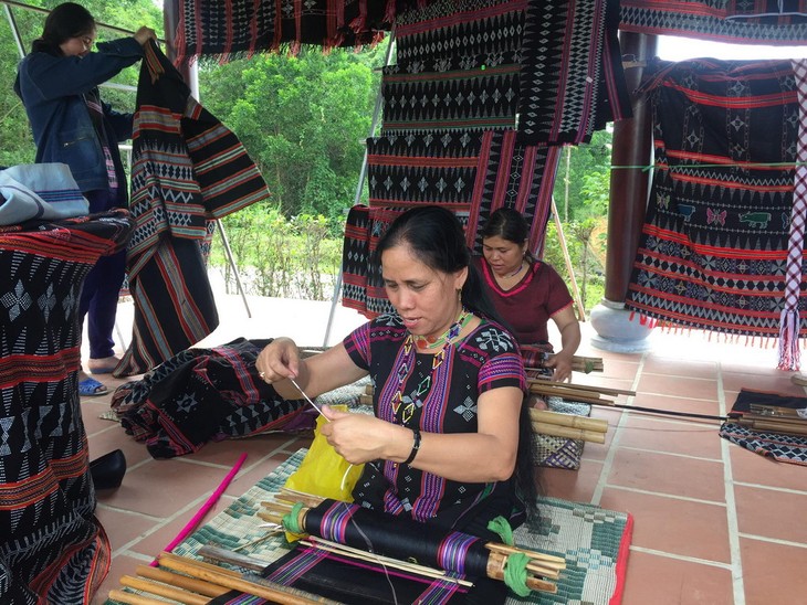 Сохранение и развитие традиционного ткачества Зенг в уезде Алыой - ảnh 1