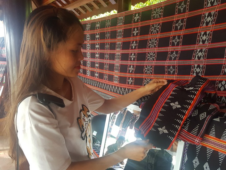 Сохранение и развитие традиционного ткачества Зенг в уезде Алыой - ảnh 3