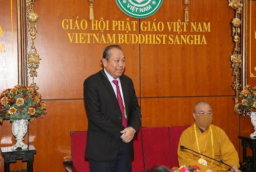 Вице-премьер Вьетнама Чыонг Хоа Бинь поздравил с праздником Весак - ảnh 1