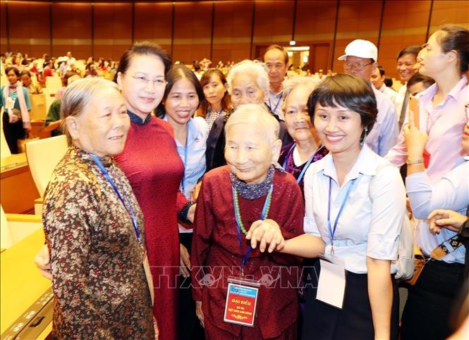 Спикер Нацсобрания Нгуен Тхи Ким Нган встретилась с вьетнамскими матерями-героинями - ảnh 1