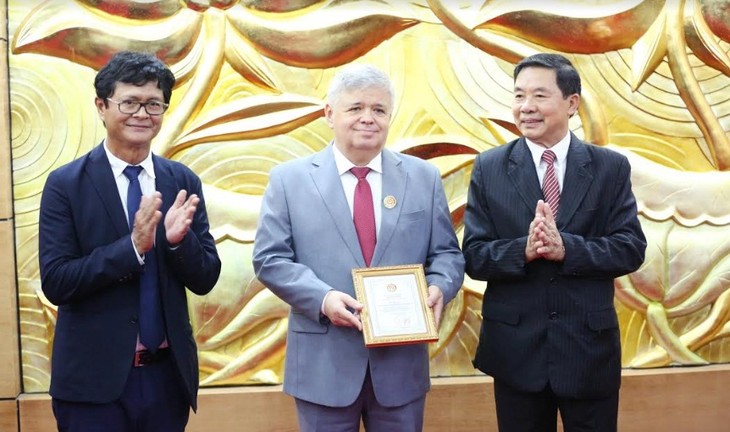 Общество вьетнамо-российской дружбы вручило почетные знаки сотрудникам Посольства РФ во Вьетнаме - ảnh 1