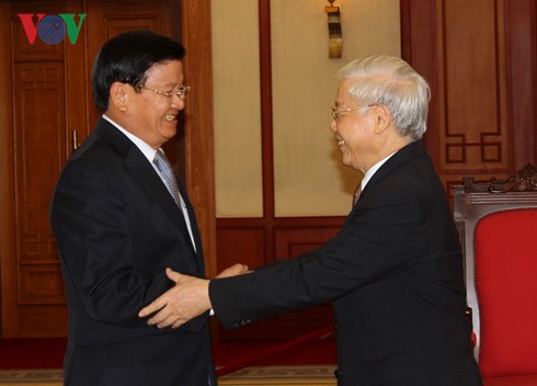 Le PM laotien reçu par les dirigeants vietnamiens - ảnh 1