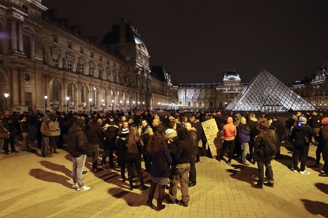Manifestation de soutien près du campement de migrants à Paris - ảnh 1