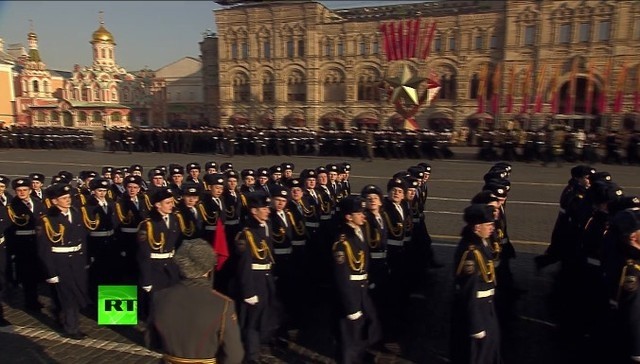Reconstitution du défilé de l’armée russe avant son envoi au front face aux nazis - ảnh 1