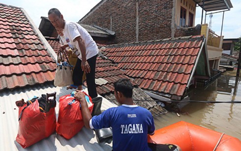 Indonésie : plus de 6.000 personnes déplacées suite aux inondations - ảnh 1