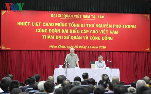 Nguyen Phu Trong rencontre la communauté vietnamienne au Laos - ảnh 1