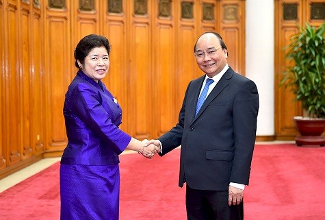Nguyen Xuan Phuc reçoit la ministre chef du bureau du Premier ministre laotien - ảnh 1