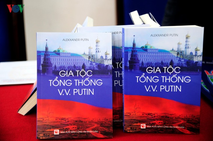 Publication d’un livre sur la famille de Vladimir Poutine en vietnamien - ảnh 1