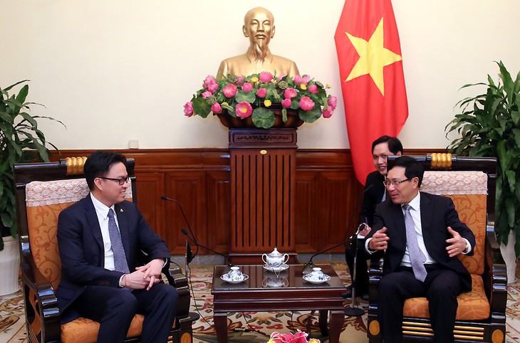 Le nouvel ambassadeur cambodgien reçu par Pham Binh Minh - ảnh 1