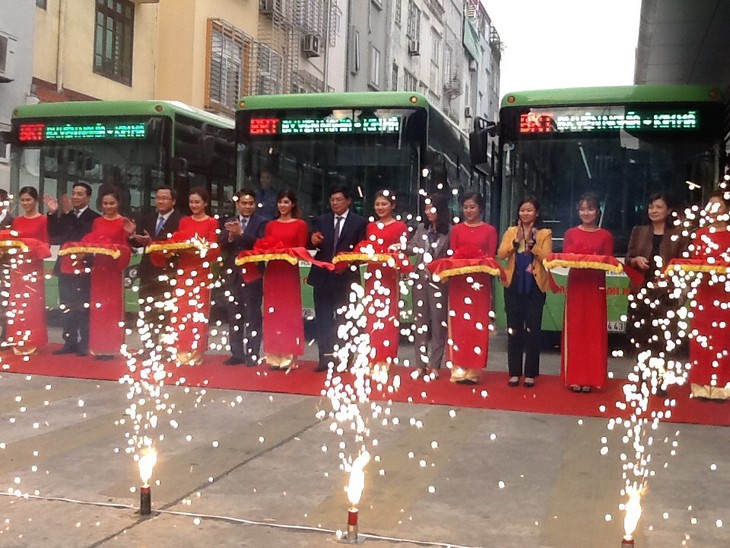 Hanoi inaugure la ligne de bus express Kim Ma-Yen Nghia - ảnh 1