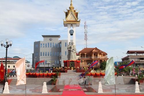 Inauguration du monument de l’amitié Vietnam-Cambodge à Kompong Chhnang - ảnh 1