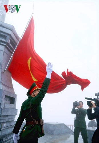 Tran Dai Quang au hissage du drapeau sur le sommet du Fansipan - ảnh 1