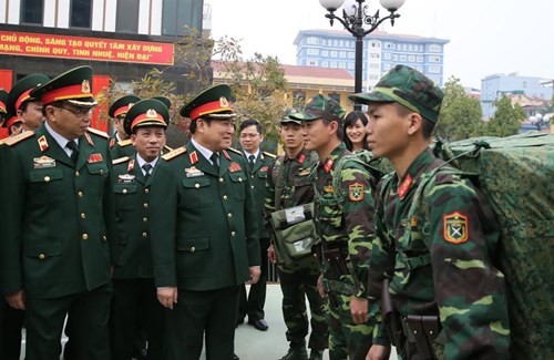 Nouvel an : Le général Ngo Xuan Lich rend viste à la brigade 205 de l’armée - ảnh 1