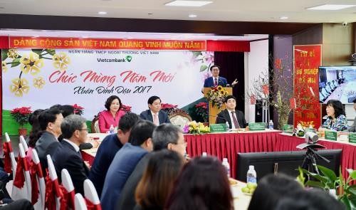Nouvel an : Vuong Dinh Hue présente ses vœux à Vietcombank - ảnh 1