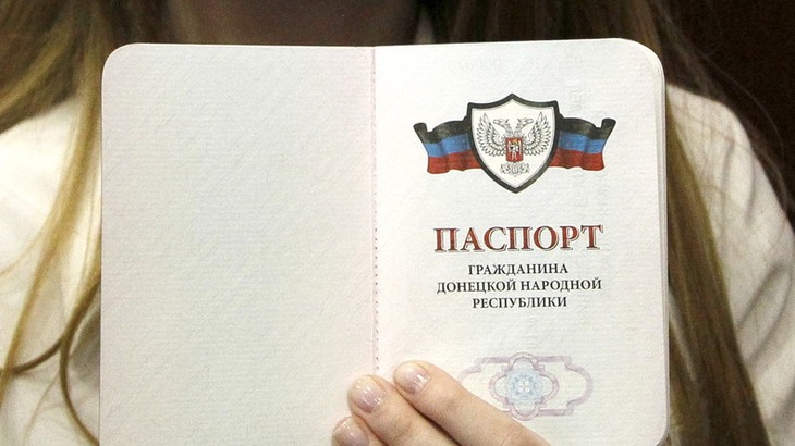 Ukraine : la reconnaissance russe des passeports séparatistes 