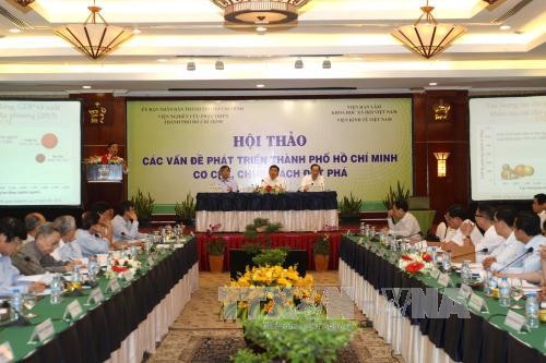 Colloque sur les perspectives de l’économie vietnamienne en 2017 - ảnh 1