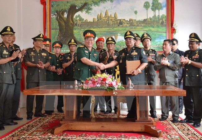 Le Vietnam aide les forces blindées du Cambodge - ảnh 1