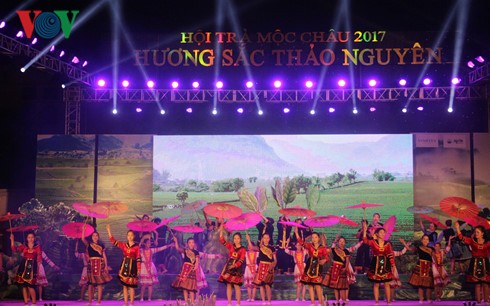 Ouverture du festival des thés du plateau de Moc Chau 2017  - ảnh 1