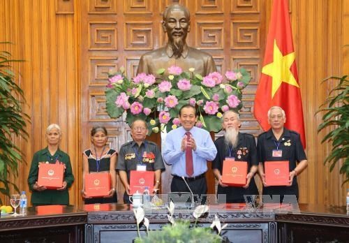 Truong Hoa Binh reçoit des personnes méritantes de la province de Kon Tum - ảnh 1