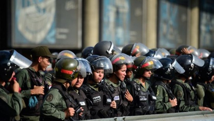 Venezuela: Maduro déploie l’armée avant une manifestation de l’opposition - ảnh 1
