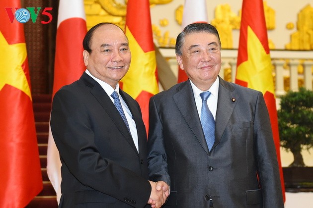 Le président de la Chambre des représentants japonais reçu par Nguyen Xuan Phuc - ảnh 1
