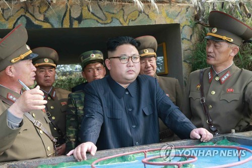 Kim Jong-un inspecte deux îlots frontaliers, consulte un plan d’attaque - ảnh 1