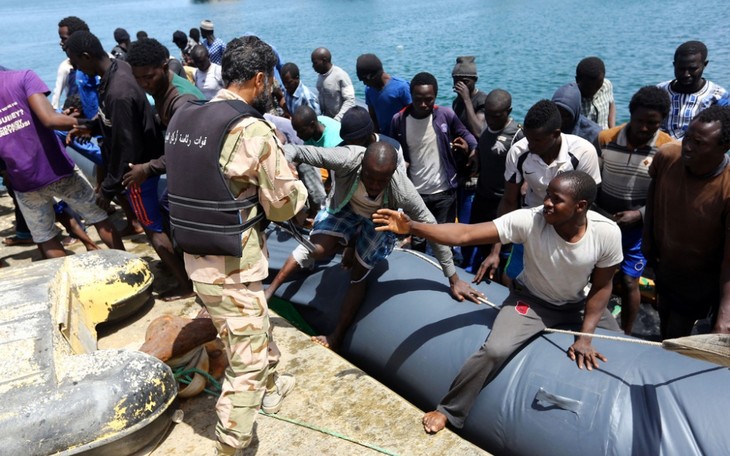 Libye : les garde-côtes sauvent 168 migrants mais doivent en abandonner d'autres - ảnh 1