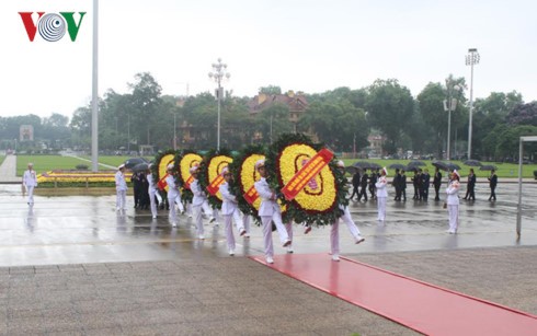 Les hauts dirigeants du pays rendent hommage au président Ho Chi Minh  - ảnh 1