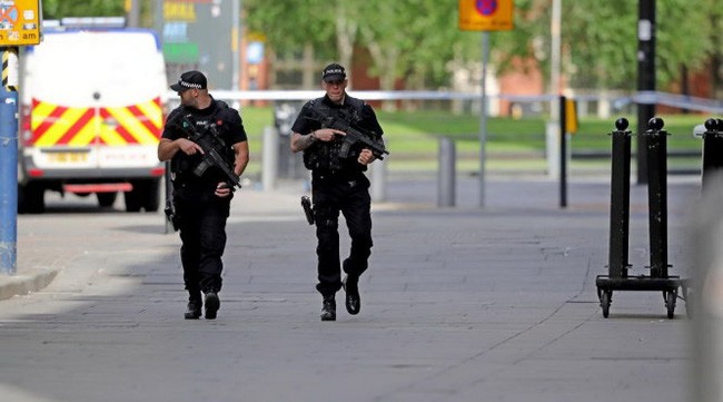  Attentat à Manchester : le suspect identifié, trois hommes arrêtés - ảnh 1