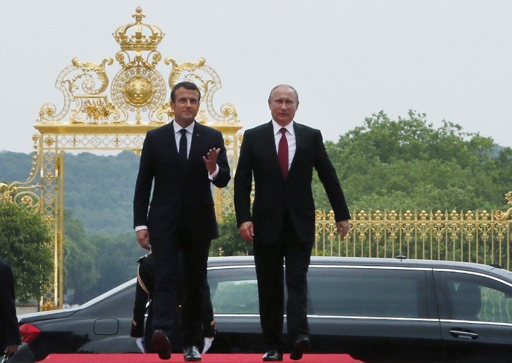 La rencontre d’Emmanuel Macron et de Vladimir Poutine à Versailles - ảnh 1