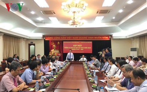 Rencontre avec des chefs de missions diplomatiques vietnamiennes - ảnh 1