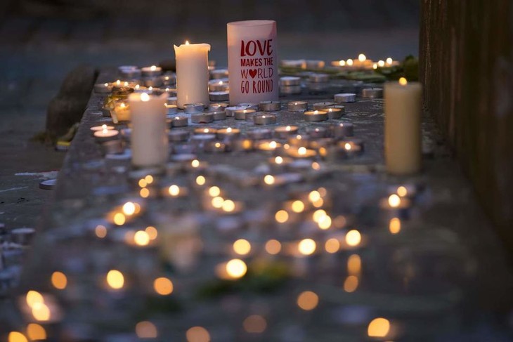 Attentat à Manchester: Une minute de silence en hommage aux victimes - ảnh 1