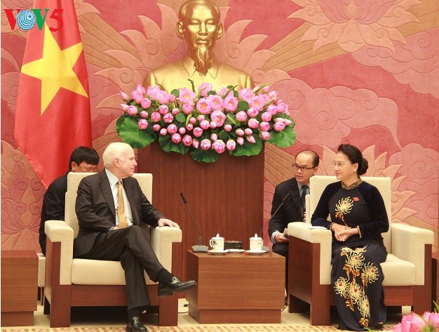 Une délégation du comité des forces armées du Sénat américain en visite au Vietnam  - ảnh 2
