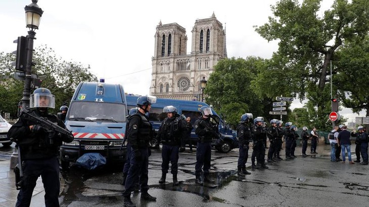 Policier agressé à Notre-Dame: l'agresseur revendique être 
