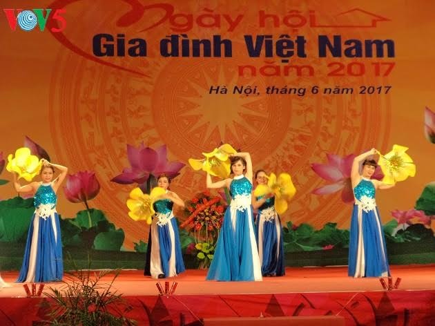 Diverses activités en l’honneur de la Journée de la famille vietnamienne - ảnh 1