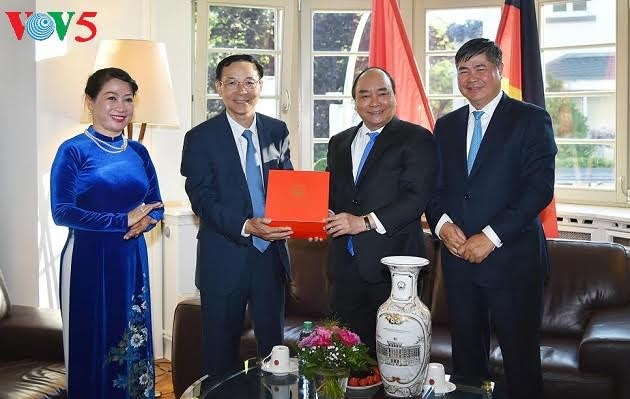 Nguyen Xuan Phuc se rend au consulat général du Vietnam à Francfort - ảnh 1