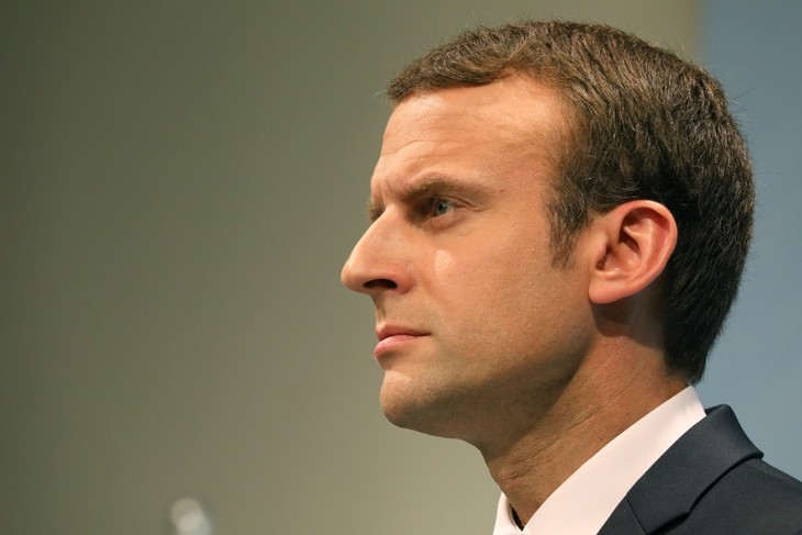 Macron rend hommage aux troupes ayant permis la 