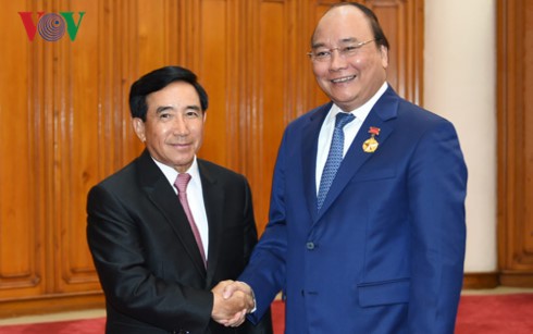 Nguyen Xuan Phuc reçoit le vice-président laotien - ảnh 1