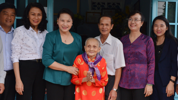 Nguyen Thi Kim Ngan rend visite aux familles méritantes de Ho Chi Minh-ville - ảnh 1
