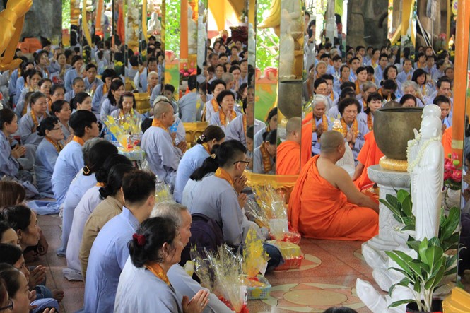  Banyak warga dan umat Buddhis ikut serta dalam Upacara Ulambana - ảnh 1