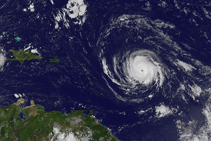 L’ouragan Irma est passé en catégorie maximale et menace les Caraïbes - ảnh 1