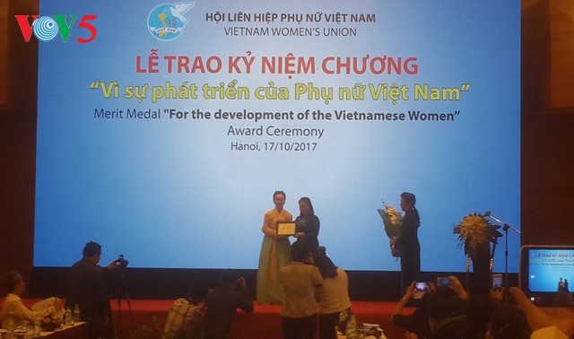 Médaille « Pour le développement des femmes vietnamiennes » à Han Mi Young - ảnh 1