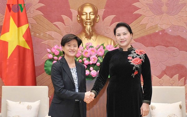  L’ambassadrice singapourienne reçue par la présidente de l’Assemblée nationale - ảnh 1