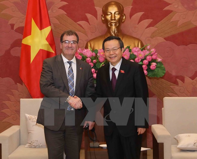 Phung Quoc Hien reçoit une délégation de la Chambre des représentants du Canada  - ảnh 1