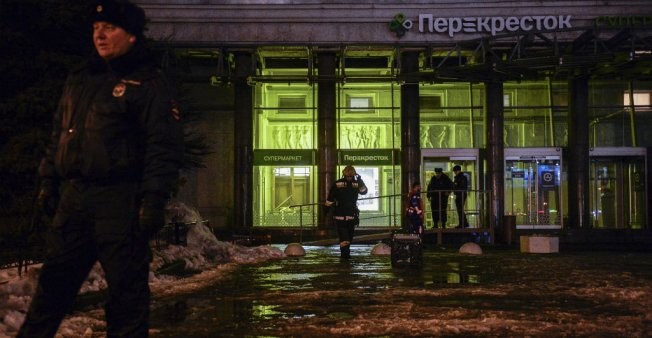 Russie : une bombe artisanale explose dans un supermarché à Saint-Pétersbourg - ảnh 1