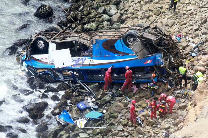 Au Pérou, au moins 48 morts dans la chute d’un car d’une falaise - ảnh 1